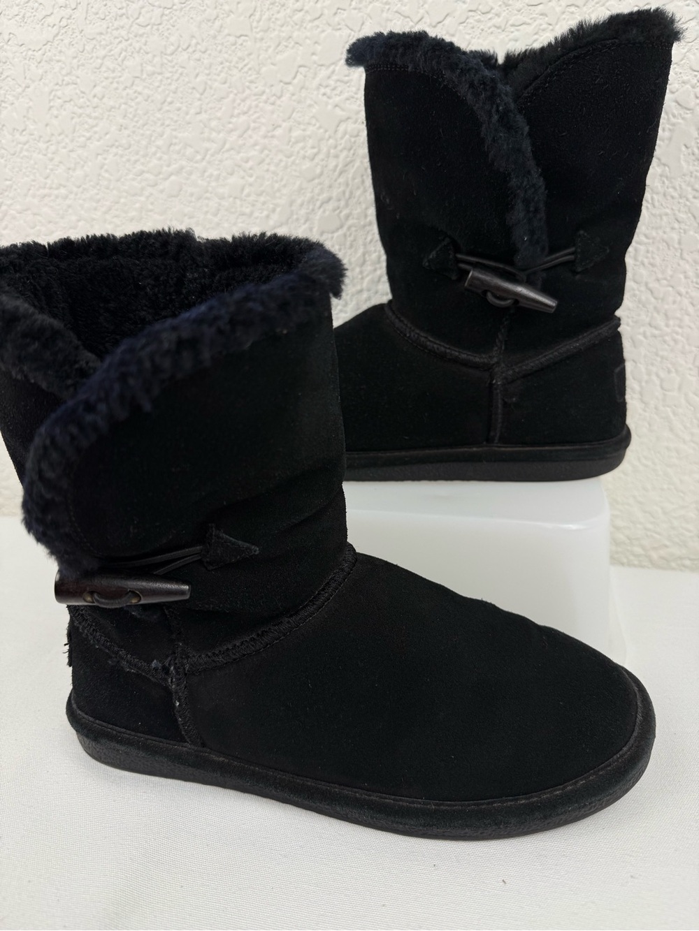 Bjorndal Joey | Black Leather Sheepskin Winter Boots | Toggle Cuff | Women's 6